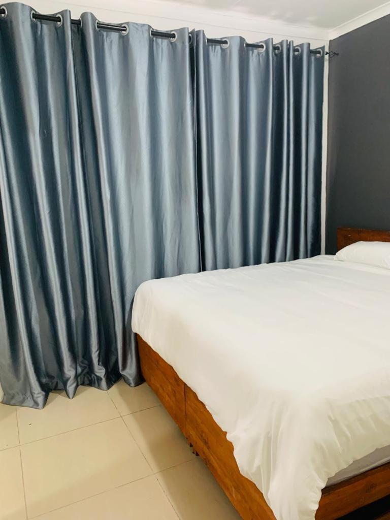 Bed and Breakfast Afrikawisa At O.R. Tambo International Airport Kempton Park Exterior foto