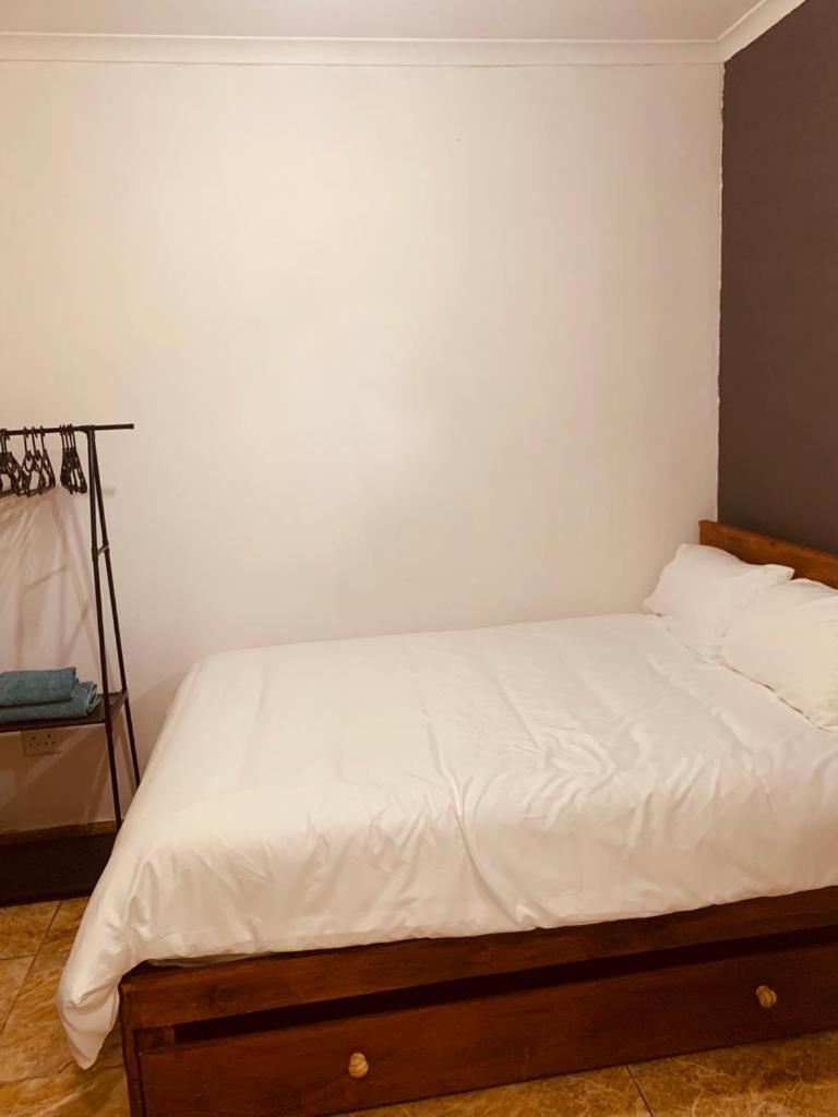 Bed and Breakfast Afrikawisa At O.R. Tambo International Airport Kempton Park Exterior foto