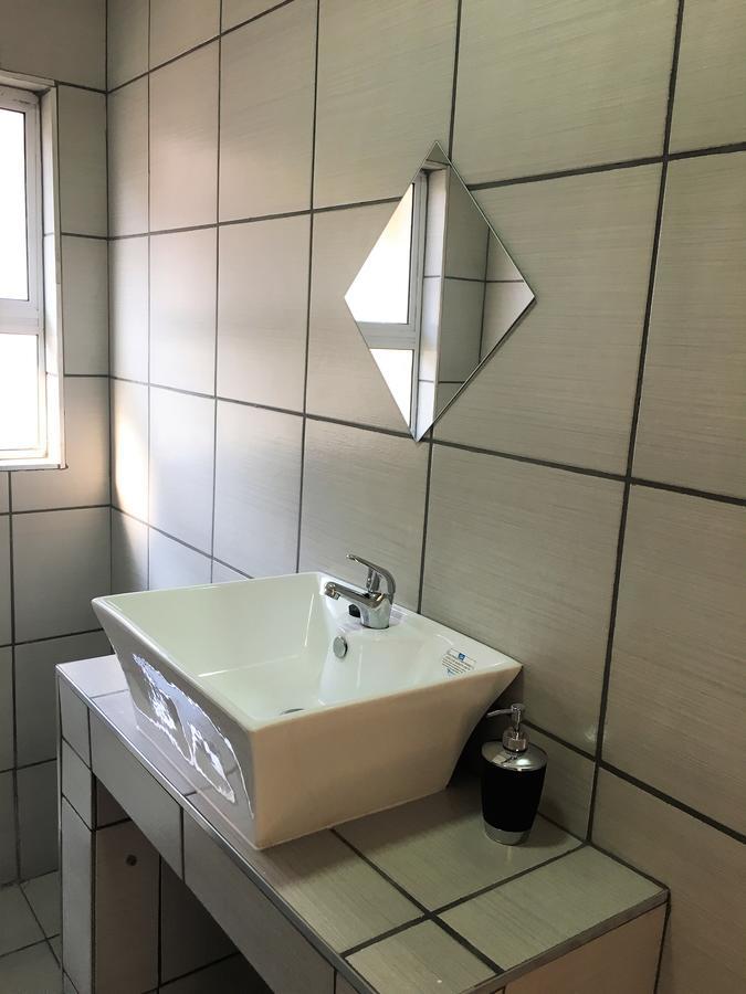 Bed and Breakfast Afrikawisa At O.R. Tambo International Airport Kempton Park Exterior foto