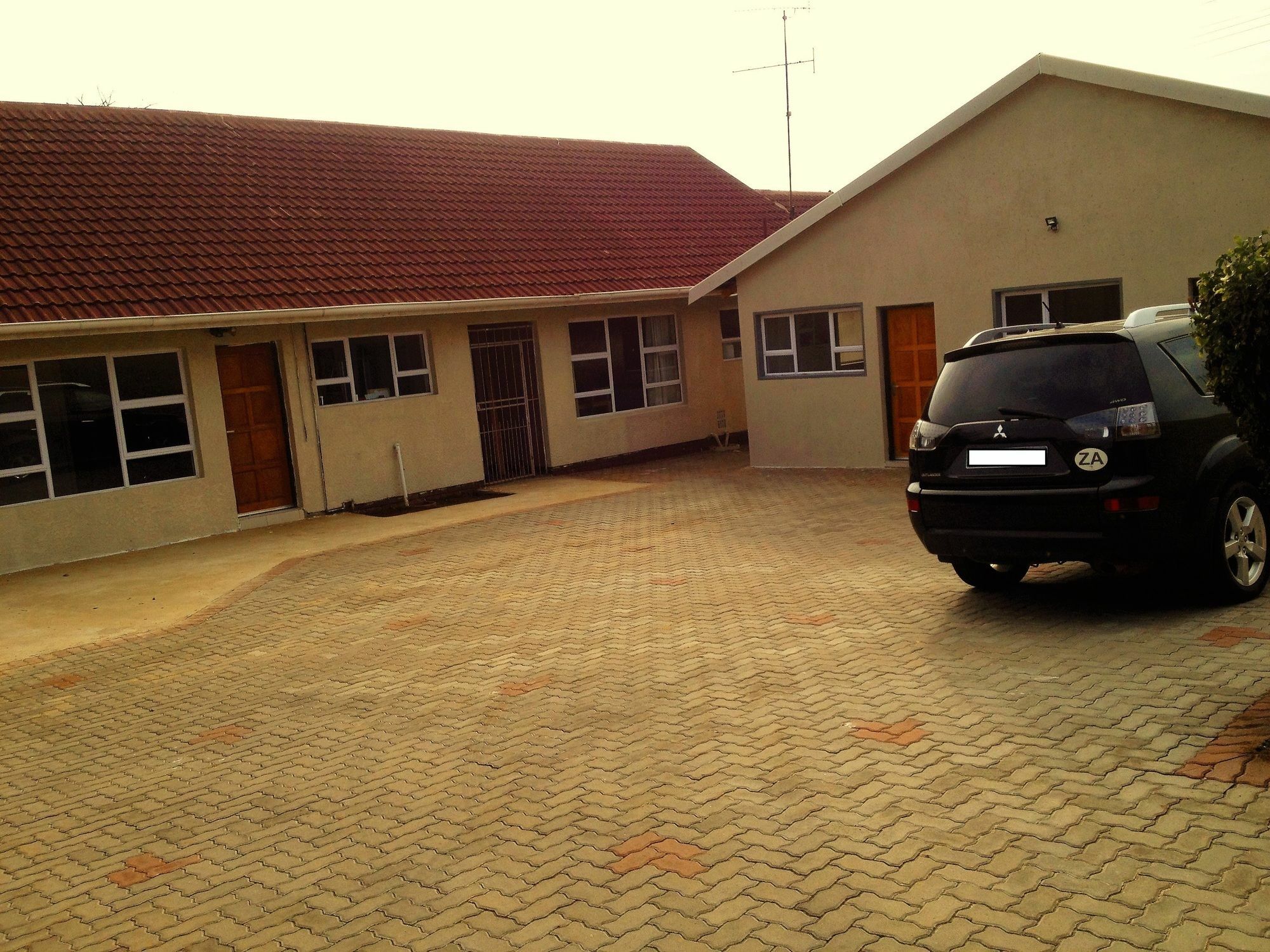 Bed and Breakfast Afrikawisa At O.R. Tambo International Airport Kempton Park Exterior foto