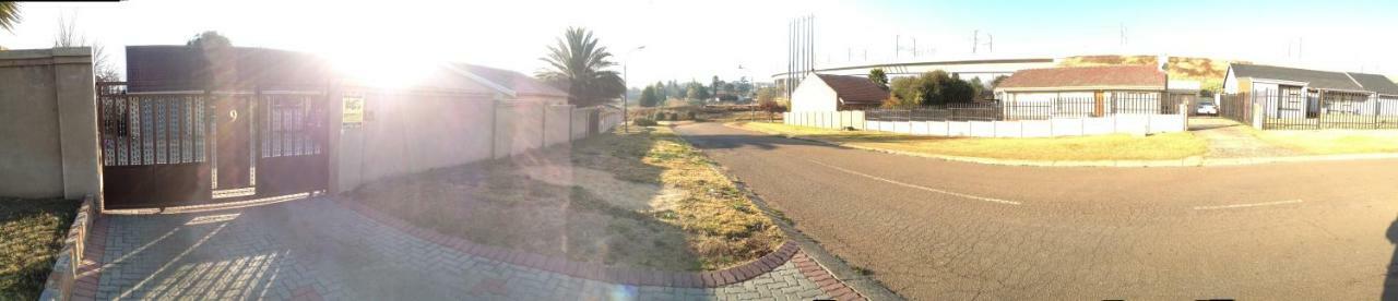 Bed and Breakfast Afrikawisa At O.R. Tambo International Airport Kempton Park Exterior foto