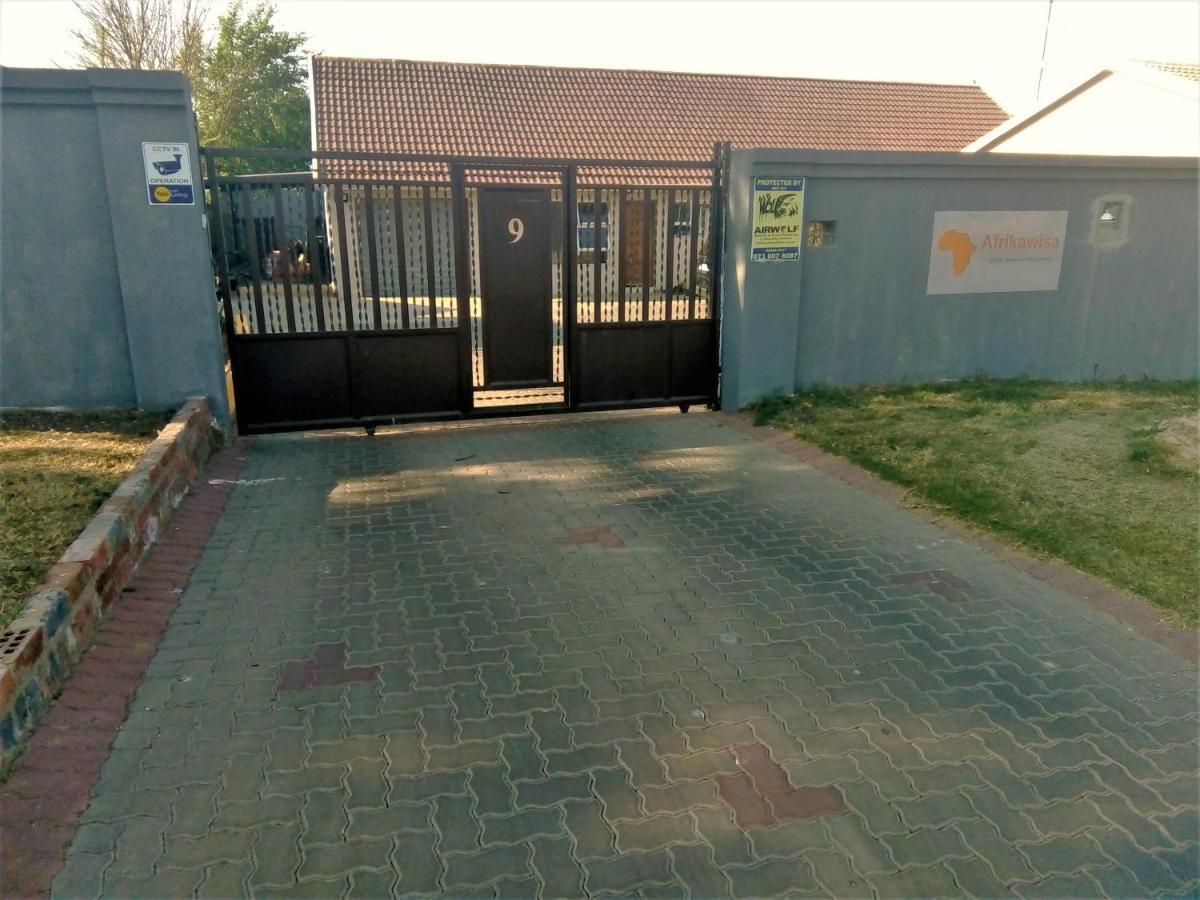 Bed and Breakfast Afrikawisa At O.R. Tambo International Airport Kempton Park Exterior foto